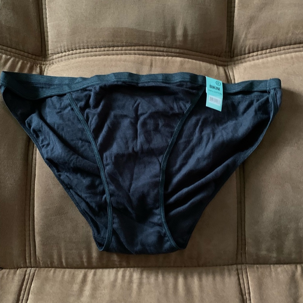 38. Bikini Black Bottom